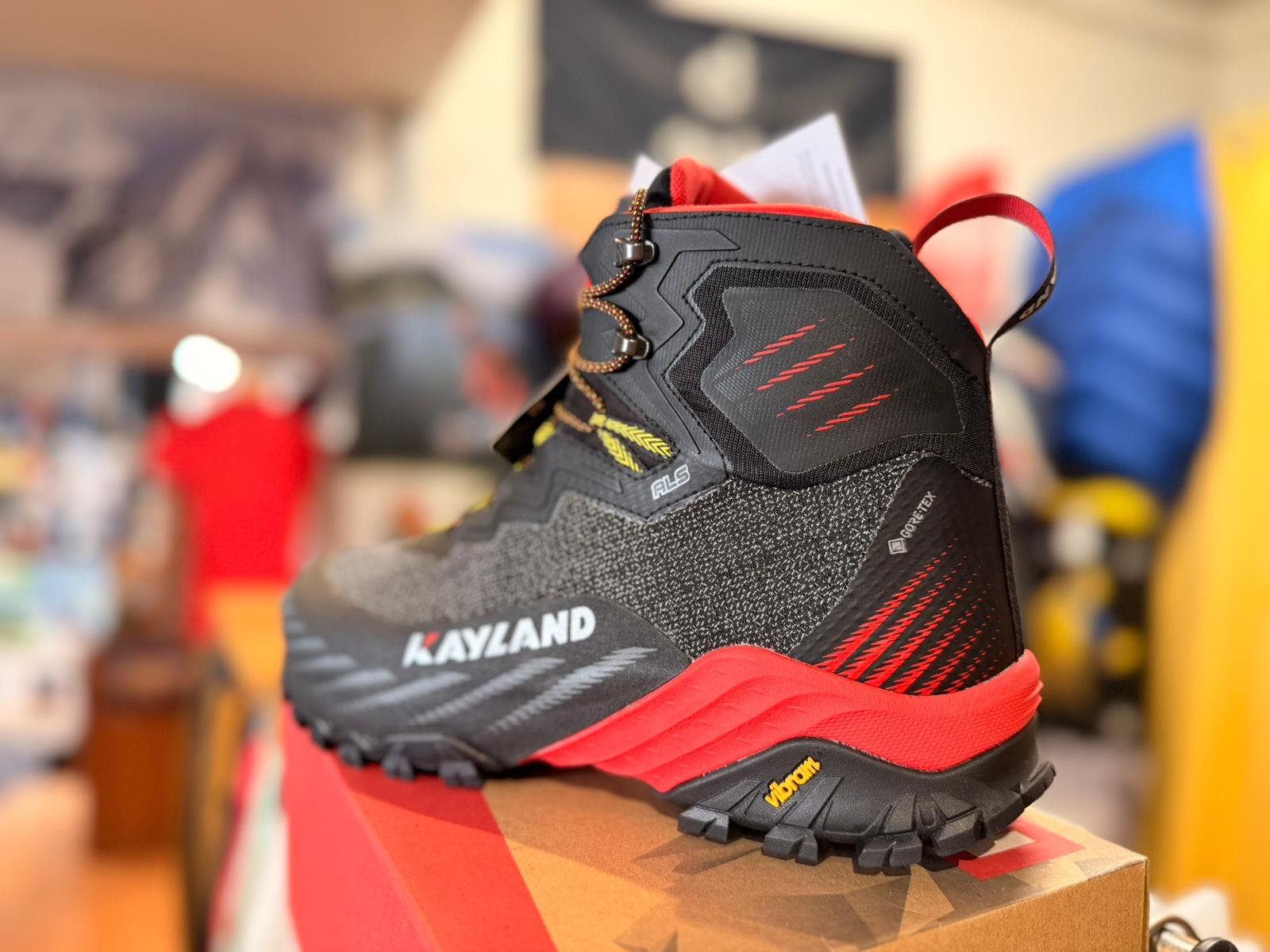 Chaussure Kayland noire rouge, vue arrière trois-quarts